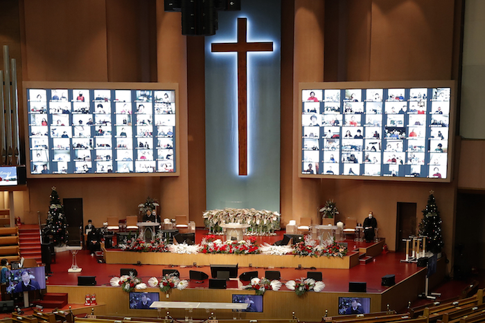 Dos Pantallas En La Iglesia Yoido Full Gospel De Seúl Muestran a Fieles Que Siguen Un Servicio Religioso a Distancia Por Precaución Contra El Coronavirus En Seúl Corea Del Sur El Viernes De Diciembre De