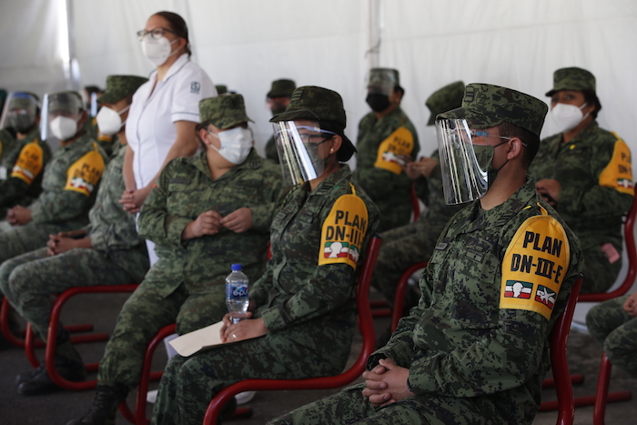 Personal Del Ejército Descansa Después De Haber Sido Vacunados Contra La Covid En El Heroico Colegio Militar En Ciudad De México El Domingo De Diciembre De