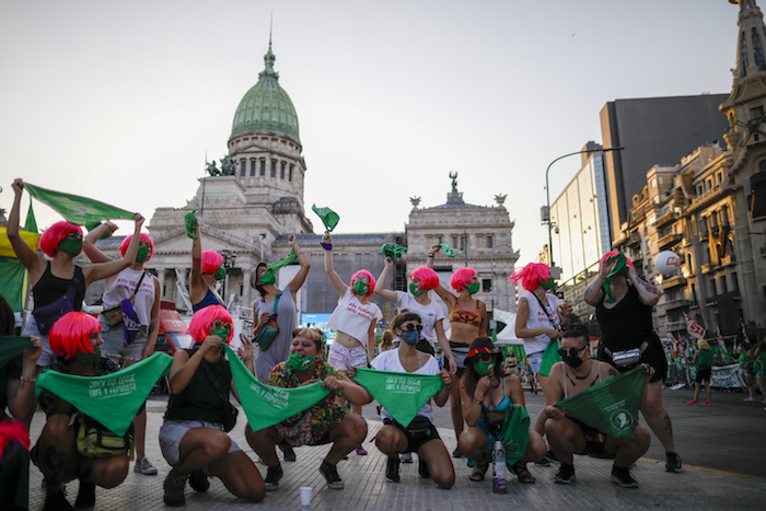 Activistas por el derecho al aborto protestan frente al Congreso mientras los legisladores debaten un proyecto de ley que legalizaría el aborto en Buenos Aires, Argentina, el martes 29 de diciembre de 2020. 