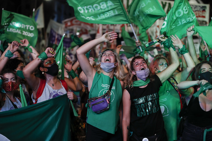 Activistas a favor del derecho al aborto miran afuera del Congreso en Buenos Aires la sesión en la que el Senado legalizó la interrupción del embarazo en Argentina el miércoles 30 de diciembre de 2020.