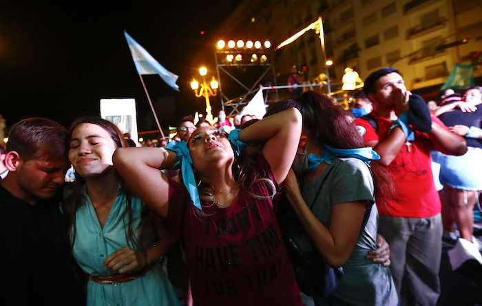 Activistas en contra del aborto reaccionan después de que senadores aprobaron la legalización del aborto en las afueras del Congreso en Buenos Aires, Argentina, el miércoles 30 de diciembre de 2020. 