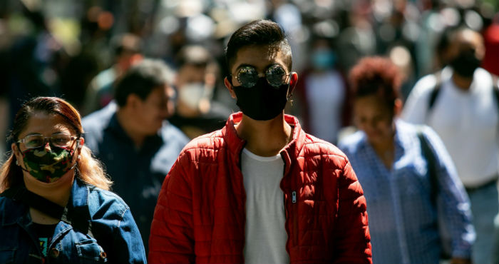 Personas con cubrebocas caminan por las calles de la Ciudad de México.