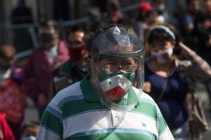 Un Adulto Mayor Con Careta Y Cubrebocas En El Centro Histórico El Uso De Estos Artículos Son Fundamental Para Detener La Cadena De Contagios De La Covid Foto Moisés Pablo Cuartoscuro