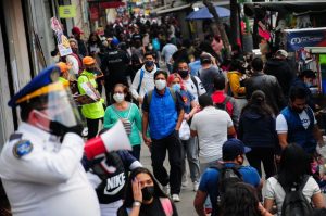 Un Policía Realiza Un Llamado Por Medio Del Megáfono Para Pedir a Las Personas Que Pasan Por Eje Central Que Mantengan Su Sana Distancia Foto Daniel Augusto Cuartoscuro