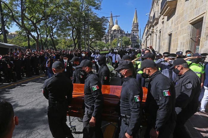 El féretro con el cuerpo del exgobernador Jorge Aristóteles Sandoval Díaz, a la salida del Congreso del Estado, donde le rindieron homenaje de cuerpo presente. 