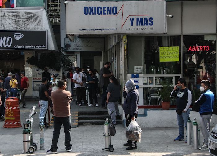 Capitalinos realizan desde tempranas horas largas filas para rellenar o comprar tanques de oxígeno COVID-19.