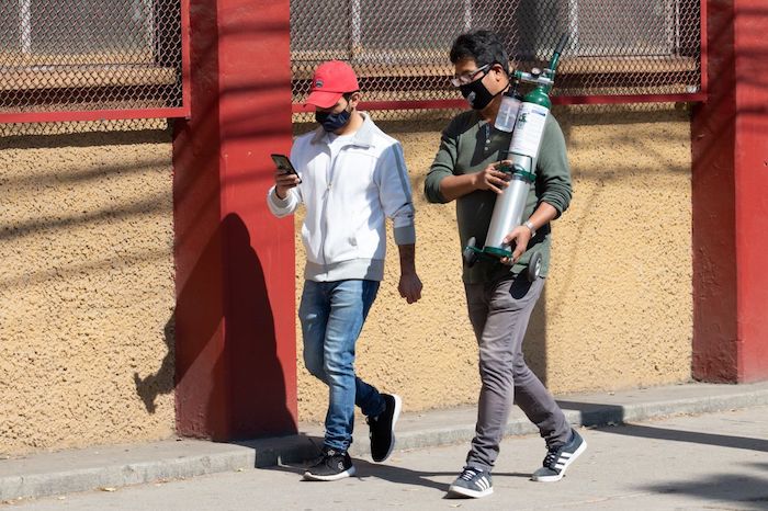 Dos personas cargaron con un oxígeno enfrente de las inmediaciones del Hospital General. 