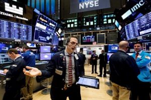 En esta imagen se muestra a varios corredores en la Bolsa de Wall Street, en Nueva York. Foto: Justin Lane, Archivo EFE