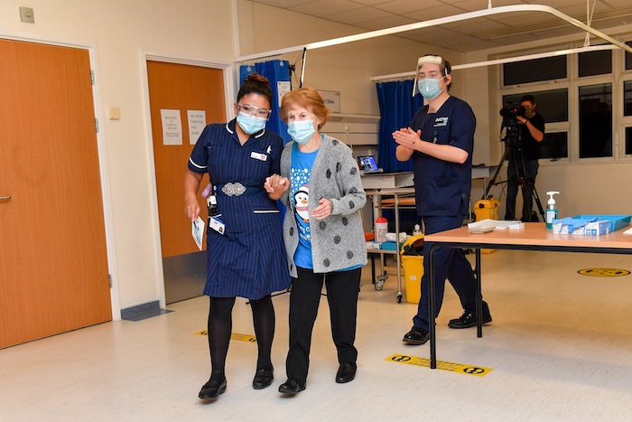 Margaret Keenan, de 90 años, fue filmada y fotografiada mientras se le administró la vacuna -en torno a las 6:30 GMT- en el Hospital Universitario de Coventry, en el centro de Inglaterra. 