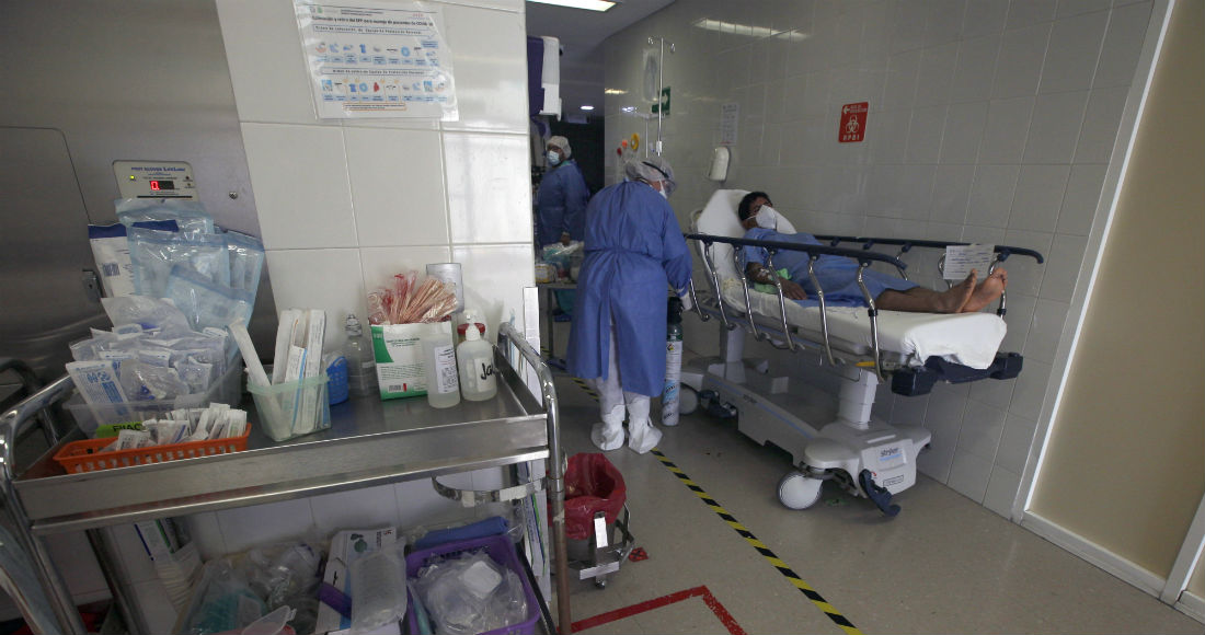 Un paciente que acaba de dar positivo por COVID-19 yace en una cama en la sala de emergencias del Hospital General Ajusco Medio de la Ciudad de México, el miércoles 2 de diciembre de 2020.