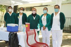 Ya Son Un Aproximado De Cinco Mil Médicos Médicas Enfermeros Y Enfermeras Vacunados Contra La Covid En México Foto Imss