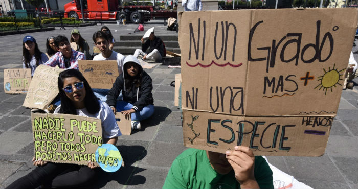 Alrededor De Personas Marcharon Desde El Ángel De La Independencia Hacia El Zócalo Capitalino Exigiendo La Conciencia Para Combatir El Cambio Climático