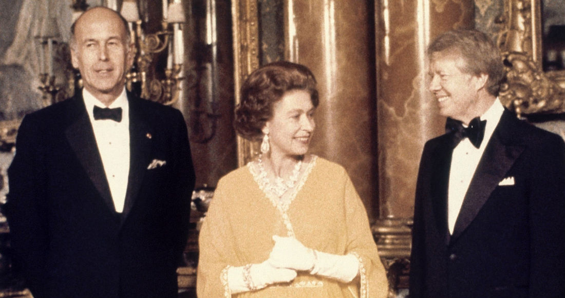 En esta fotografía de archivo de mayo de 1977, el Presidente estadounidense Jimmy Carter, derecha, y la reina Isabel II de Gran Bretaña sonríen junto al mandatario francés Valery Giscard d'Estaing en el Palacio de Buckingham, en Londres.