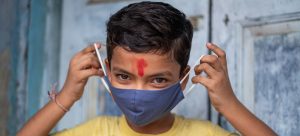 Los niños menores de cinco años no deben utilizar mascarillas. Foto: Vinay Panjwani, UNICEF