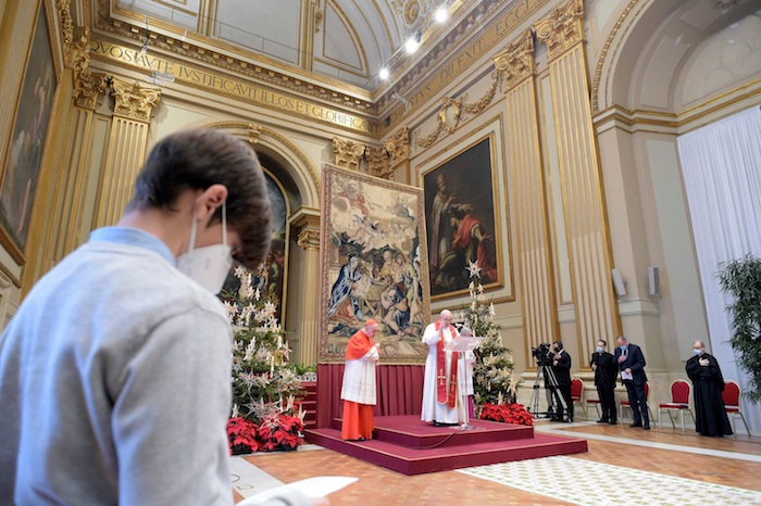 El Papa pidió que "el Niño de Belén" llevé paz a Libia y que "conceda fraternidad a la tierra que lo vio nacer, y que los israelíes y los palestinos puedan recuperar la confianza mutua para buscar una paz justa y duradera a través del diálogo directo, capaz de acabar con la violencia y superar los resentimientos". 