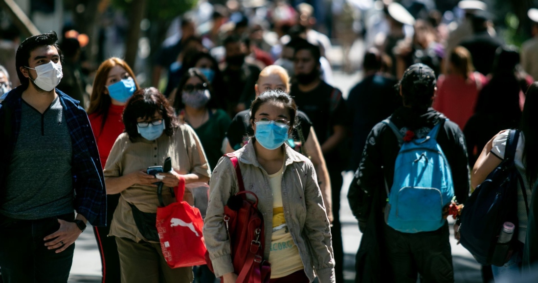 Gente camina con cubrebocas por las calles de la Ciudad de México.