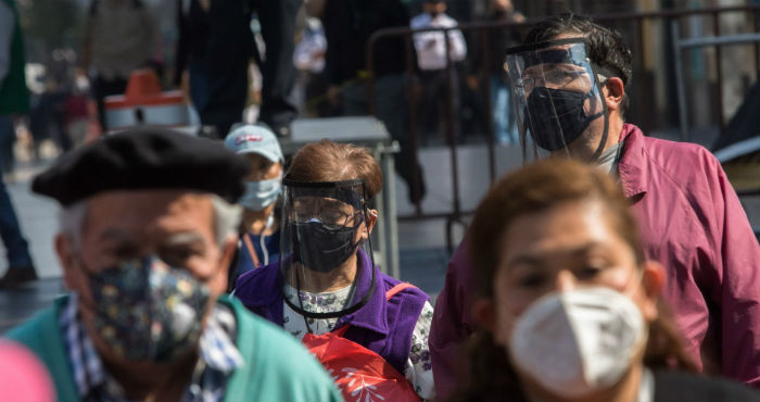 Personas Caminan Con Cubrebocas En Las Calles Del Centro Histórico De La Ciudad De México