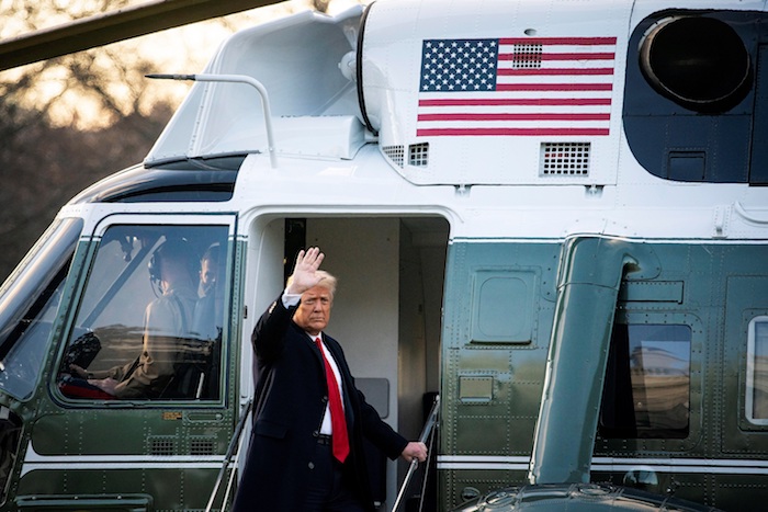 El Presidente Saliente De Estados Unidos Donald J Trump Saluda Antes De Subirse Por última Vez Al Avión Presidencial Air Force One En Washington eu Hoy De Enero De