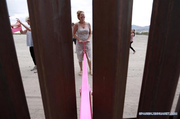 Los subibajas fueron instalados en medio del encendido debate provocado por el plan del Presidente Donald Trump de construir un muro a lo largo de la frontera de casi tres mil 200 kilómetros desde el Océano Pacífico hasta el Golfo de México.