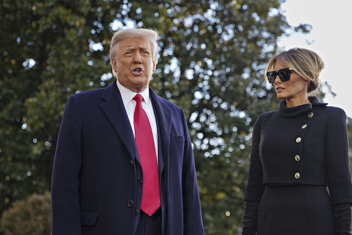 El Presidente De Eu Donald J Trump Y La Primera Dama Melania Trump a Su Salida De La Casa Blanca Este Miércoles De Enero De