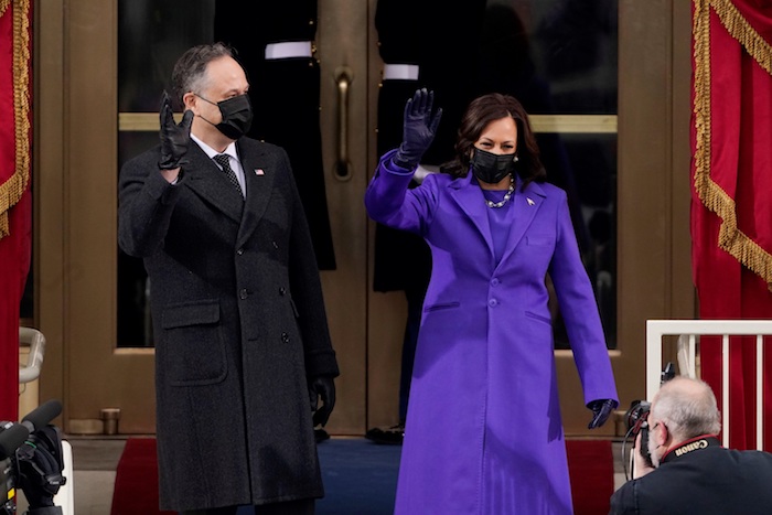 La Vicepresidenta entrante de los Estados Unidos, Kamala Harris, y su esposo Doug Emhoff, saludan a su llegada para la ceremonia de investidura del Presidente Joe Biden hoy, en Washington (EU). 