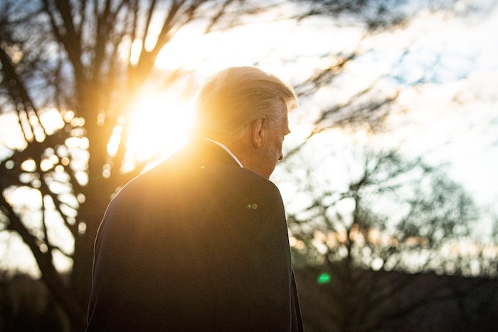 El Presidente Saliente De Estados Unidos Donald J Trump Camina Antes De Abandonar La Casa Blanca En Washington eu Hoy De Enero De