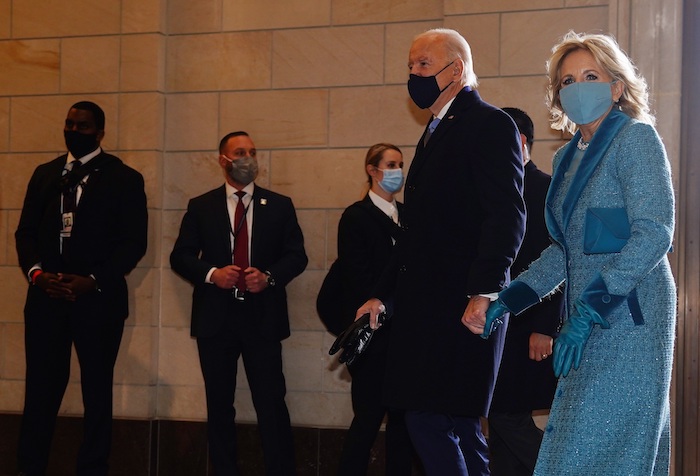 El Presidente de EU, Joe Biden (i), y su esposa la Dra. Jill Biden, llegan al Capitolio de Estados Unidos para la ceremonia de toma de posesión. 