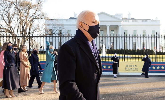 El Presidente estadounidense Joe Biden camina por la avenida Pennsylvania con su familia frente a la Casa Blanca tras la ceremonia de inauguración en el frente oeste del Capitolio de los Estados Unidos en Washington, DC, Estados Unidos. 