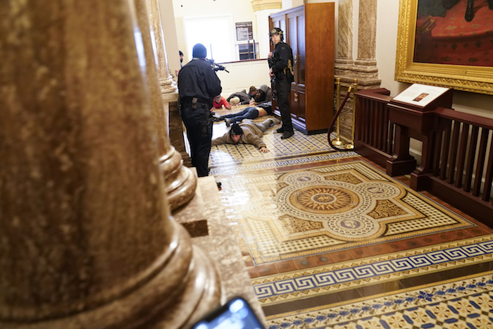 Agentes De La Policía Del Capitolio Retienen a Punta De Pistola a Unos Manifestantes Cerca Del Recinto De La Cámara De Representantes En El Capitolio En Washington El Miércoles De Enero De