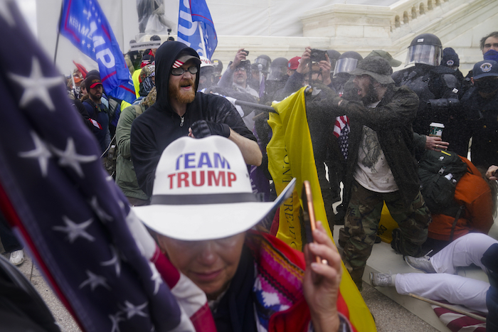 Simpatizantes Del Presidente Donald Trump Tratan De Pasar a Través De Una Barrera De La Policía El Miércoles De Enero De En El Capitolio En Washington