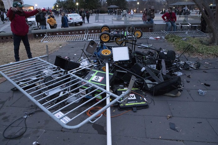 Manifestantes Dejan Una Pila De Equipos De Televisión Destrozados En El Exterior Del Capitolio De Estados Unidos El De Enero De En Washington