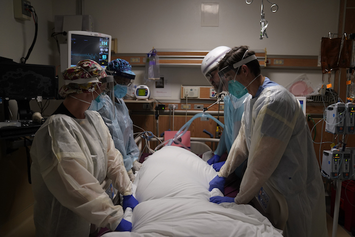 En esta foto de archivo del 22 de diciembre de 2020, médicos atienden a un enfermo de COVID-19 en la unidad de cuidados intensivos del Providence Holy Cross Medical Center en Los Ángeles. 