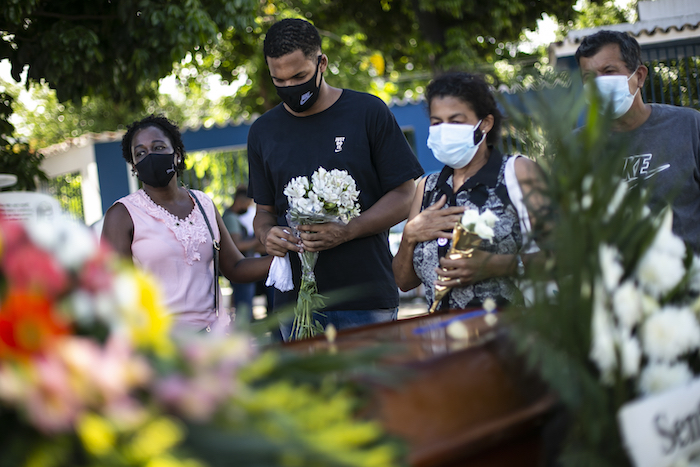 Parientes asisten el jueves 7 de enero de 2021 al sepelio de José Abelardo Bezerra, de 71 años, en el cementerio de Inhauma, en Río de Janeiro, Brasil, después de que falleciera de complicaciones relacionadas con la COVID-19. 