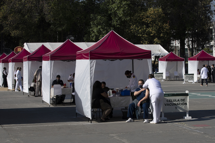 Un trabajador de la salud recibe la vacuna Pfizer-BioNTech contra la COVID-19 en la base militar N-1 en la Ciudad de México, el miércoles 30 de diciembre de 2020. 