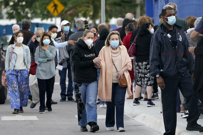 Personas Llegando Al Hospital Jackson Memorial En Miami Para Recibir Una Vacuna Contra La Covid El De Enero De