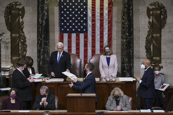 En esta foto de archivo del 7 de enero de 20201, el Vicepresidente Mike Pence y la presidenta de la cámara baja Nancy Pelosi ocupan el estrado en la sesión conjunta de las cámaras. 