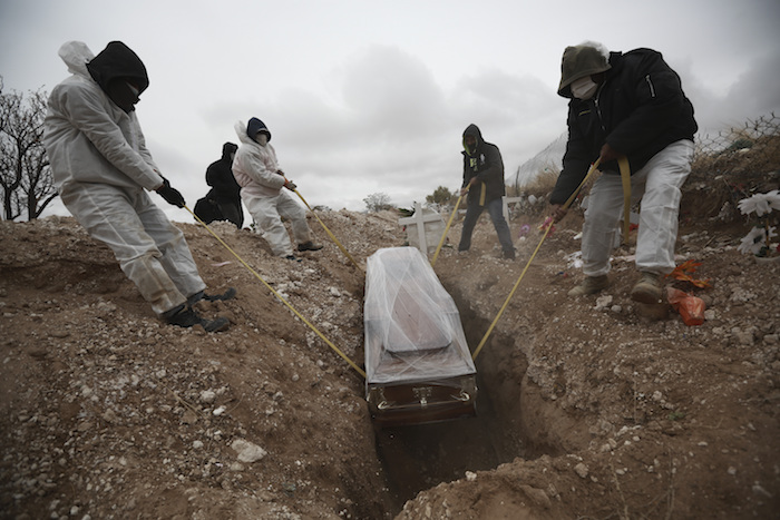 Fotografía De Archivo Del De Octubre De De Trabajadores Con Equipo Total De Protección Por La Pandemia De Coronavirus Depositando Un Ataúd En Una Zona Del Cementerio Municipal San Rafael En Ciudad Juarez México Que Fue Asignada Para Personas Que Murieron De Covid