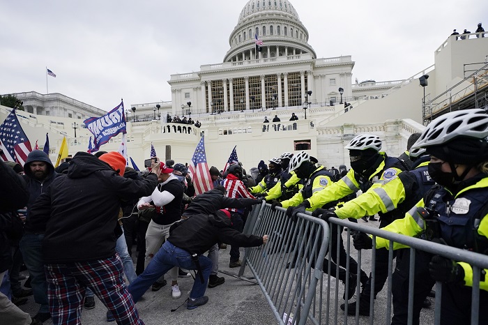 En esta foto de archivo del 6 de enero de 2021, partidarios del entonces Presidente Donald Trump tratan de atravesar una barrera policial en el Capitolio en Washington.