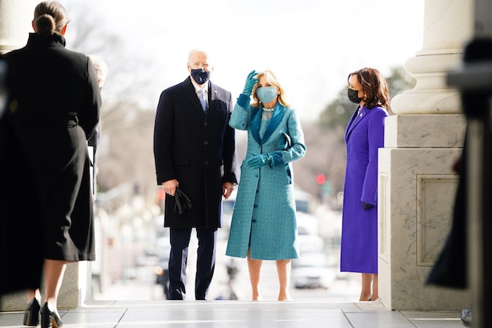 El Presidente de Estados Unidos, Joe Biden (i), su esposa Jill Biden (c) y la Vicepresidenta Kamala Harris (d), llegan al Capitolio en Washington (EU), hoy 20 de enero de 2021. 