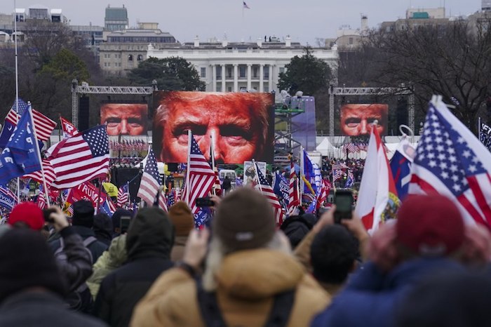 Estadounidenses a la espera del comienzo del mitin de su Presidente, Donald Trump, el pasado 6 de enero. 