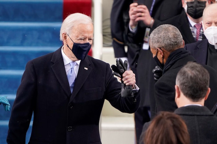 Obama presenció a pocos metros de distancia el juramento del que fuera su mano derecha en la Casa Blanca. 