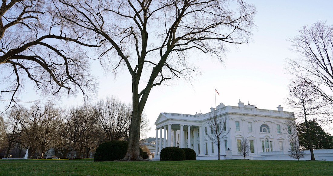 Una bandera de Estados Unidos ondea sobre la Casa Blanca, en Washington, el 7 de enero de 2021.