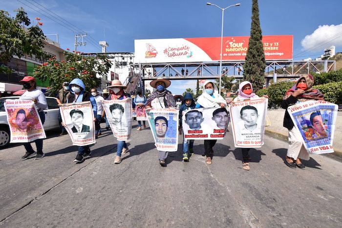 Los padres de los 43 normalistas desaparecidos de Ayotzinapa durante una marcha en Guerrero. 