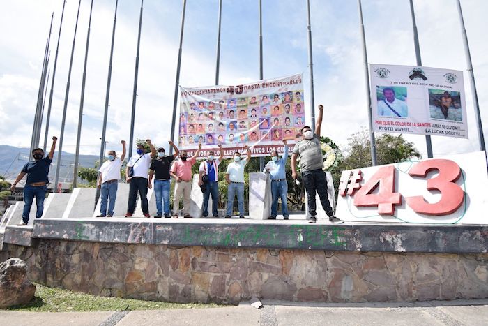 A siete años de que un tráiler cargado con maquinaria pesada atropellara y asesinara a dos estudiantes de la Normal Rural de Ayotzinpa que realizaban una colecta en la carretera Acapulco-Zihuatanejo, alumnos de ese plantel y miembros de organizaciones sociales afines a su movimiento rindieron un homenaje póstuma en el que reclamaron justicia. 