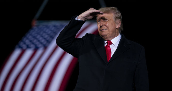 En esta fotografía de archivo del 4 de enero de 2021, el Presidente Donald Trump llega al Aeropuerto Regional Dalton, en Georgia, para un mitin de campaña de los senadores Kelly Loeffler y David Perdue.