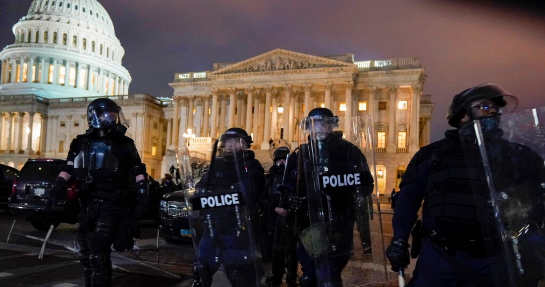 policias-capitolio-eu-6-enero-2021