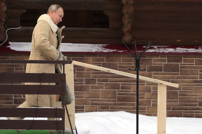 Putin De Años Descendió Al Agua Gélida Por Una Escalera De Madera Para Evitar Resbalones Y Al Salir Se Dispuso a Calzar Unas Tradicionales Botas De Fieltro Para Soportar El Frío