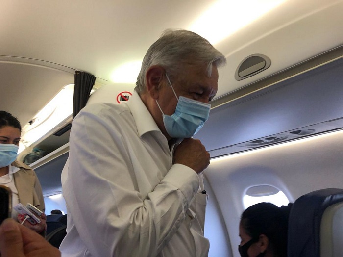 VUELO-AMLO-CUBREBOCAS