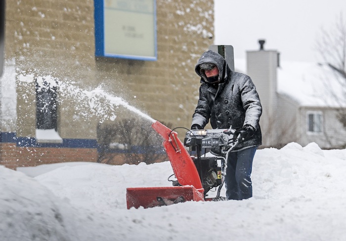 Un hombre en la nieve que dejaron las heladas en Estados Unidos. 