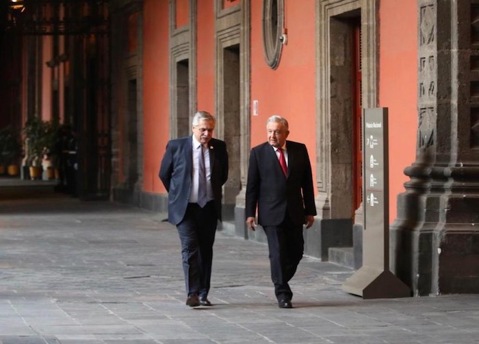 Alberto Fernández Presidente De Argentina Y El Mandatario Mexicano Andrés Manuel López Obrador Caminan Por Los Pasillos De Palacio Nacional